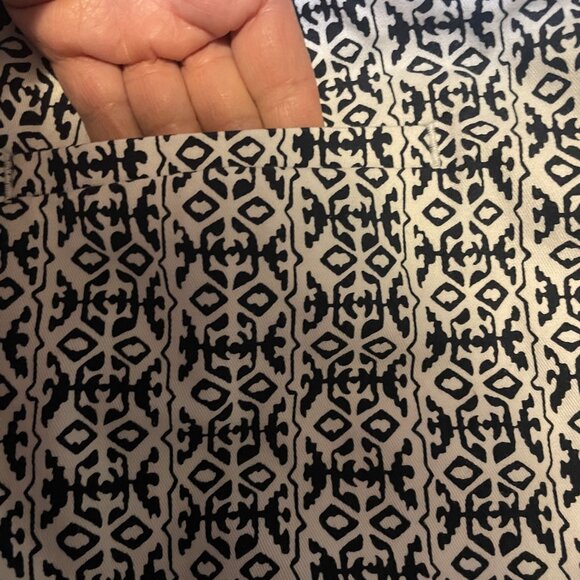 Banana republic black and white shorts Size 12.  Pockets and belt loops - Picture 4 of 6